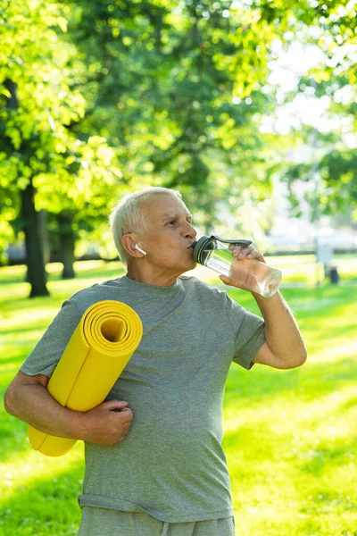 Feliz Anciano Activo Con Una Esterilla Ejercicio Una Botella Agua — Foto de Stock
