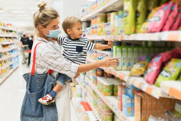 New Normal Shopping Young Mother Wearing Prevention Mask Her Little — Stock Photo, Image