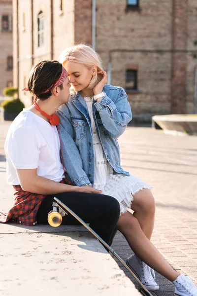 Stijlvol Tiener Paar Met Een Longboard Tijdens Hun Date Een — Stockfoto