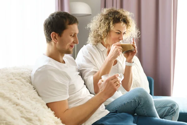 Junges Glückliches Paar Verbringt Zeit Miteinander Und Trinkt Kaffee Hause — Stockfoto
