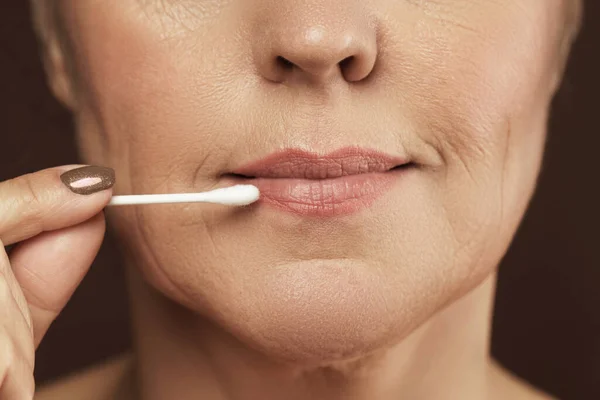 Primer Plano Cara Femenina Envejecida Hisopo Algodón Correcciones Higiene Maquillaje —  Fotos de Stock