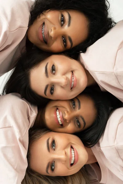 Ομάδα Γυναικών Διαφορετικής Εθνικότητας Πολυπολιτισμική Ποικιλομορφία Και Φιλία Γυναικεία Πρόσωπα — Φωτογραφία Αρχείου
