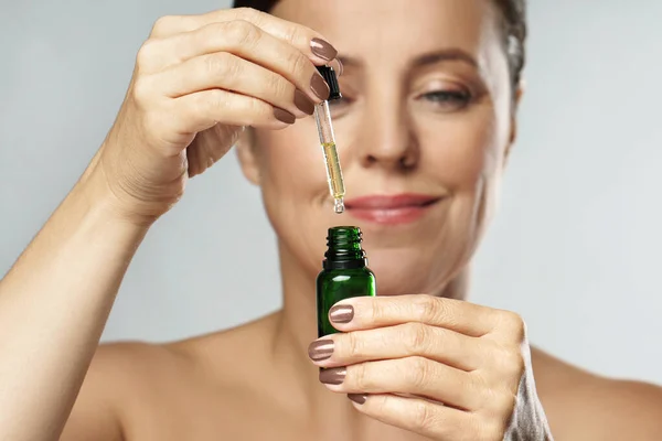 Portrait Beautiful Middle Aged Woman Holding Bottle Cosmetic Oil Serum — Stock Photo, Image