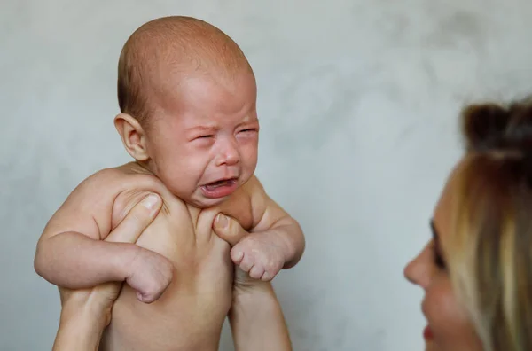 Fechar Choro Bebê Infantil Nas Mãos Mãe — Fotografia de Stock