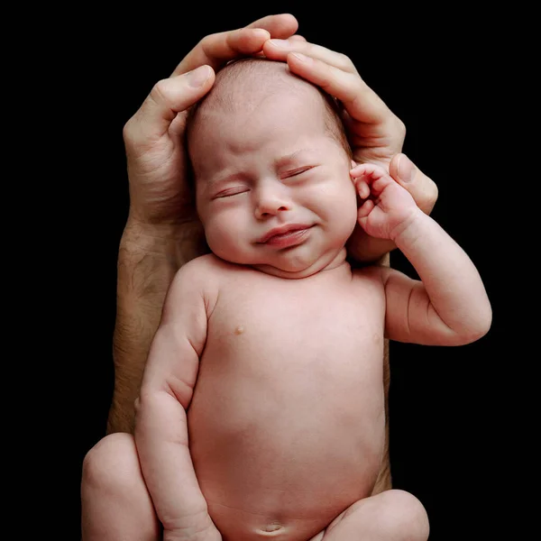 Engraçado Bebê Recém Nascido Nas Mãos Pai Fundo Preto — Fotografia de Stock