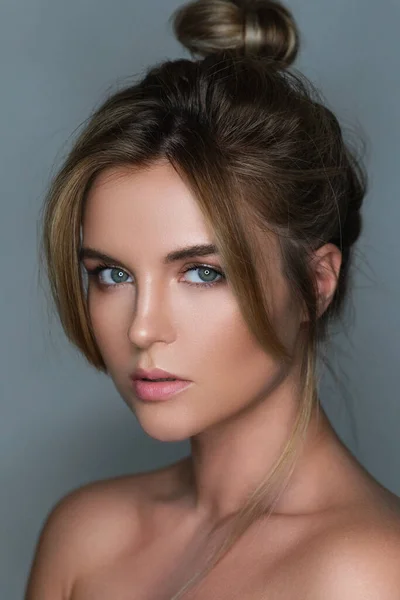 Retrato Mujer Joven Impresionante Con Maquillaje Natural — Foto de Stock