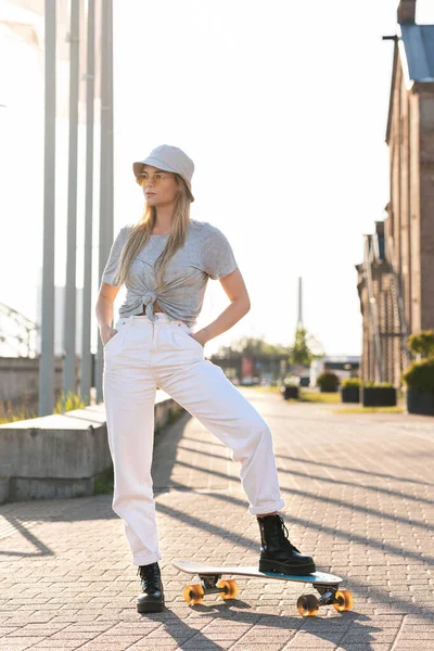 Retrato Una Joven Con Estilo Que Lleva Sombrero Panama Con —  Fotos de Stock