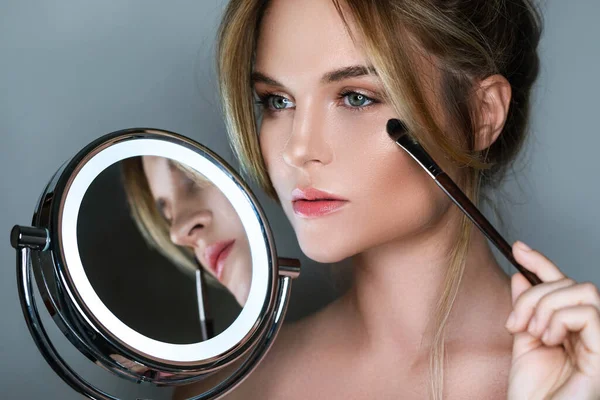 Hermosa Mujer Con Cepillo Maquillaje Espejo Redondo Con Luz Led — Foto de Stock