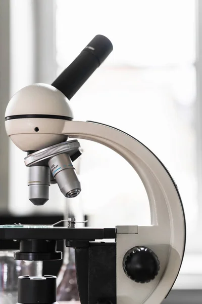 Sluiten Van Professionele Microscoop Een Werkplek Een Laboratorium — Stockfoto
