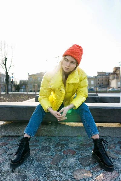头戴黄色毛衣和橙色针织帽子的时髦女孩的画像 — 图库照片