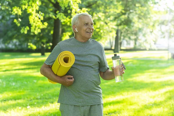 Homem Idoso Ativo Feliz Com Tapete Exercício Garrafa Água Parque — Fotografia de Stock