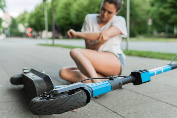 Mujer Joven Que Sufre Dolor Codo Después Scooter Accidente Conducción —  Fotos de Stock