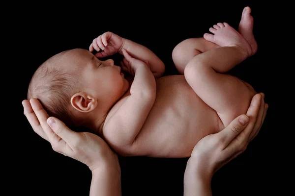 Lindo Bebé Recién Nacido Acostado Las Manos Madre Sobre Fondo — Foto de Stock