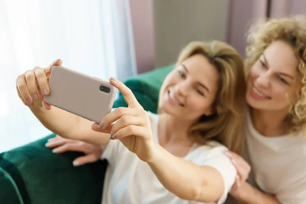 Zwei Junge Und Gut Gelaunte Mädchen Machen Hause Ein Selfie — Stockfoto