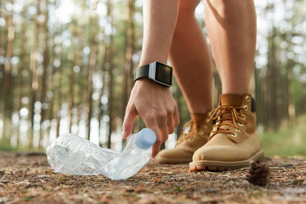 Giovane Escursionista Donna Che Raccoglie Rifiuti Plastica Nella Foresta Verde — Foto Stock