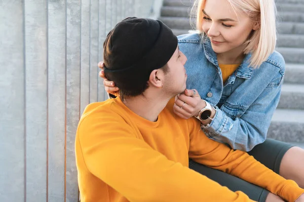 Portret Van Sensuele Tiener Paar Verliefd Tijdens Hun Date Buiten — Stockfoto