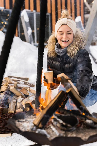 Mladá Krásná Žena Nosí Dolů Bundu Zahřívání Ohniště Během Chladného — Stock fotografie
