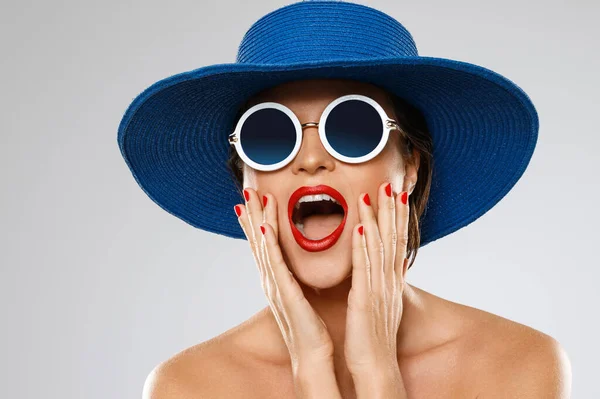 Mujer Joven Hermosa Con Sombrero Azul Gafas Sol Está Listo — Foto de Stock