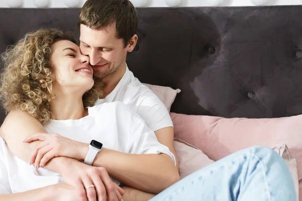 Retrato Pareja Joven Feliz Relajándose Cama Casa — Foto de Stock