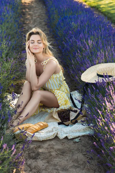 Potret Wanita Muda Yang Cantik Lapangan Penuh Bunga Lavender — Stok Foto