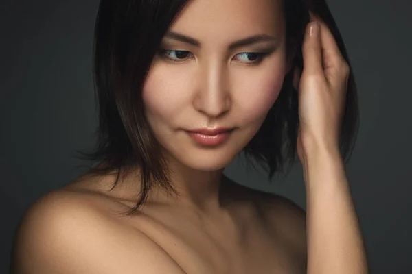 배경에 아름다운 아시아인 여자의 — 스톡 사진