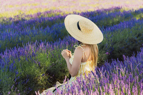 Piękna Młoda Kobieta Kapeluszu Siedząca Polu Pełnym Kwiatów Lawendy — Zdjęcie stockowe