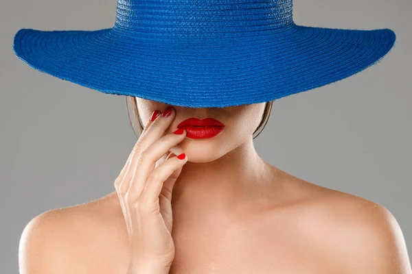 ポートレートの見知らぬ女の子とともに赤い唇身に着けている青帽子上の灰色の背景 — ストック写真