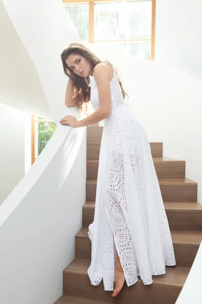 Retrato Una Hermosa Mujer Vestida Con Hermoso Vestido Blanco Una — Foto de Stock