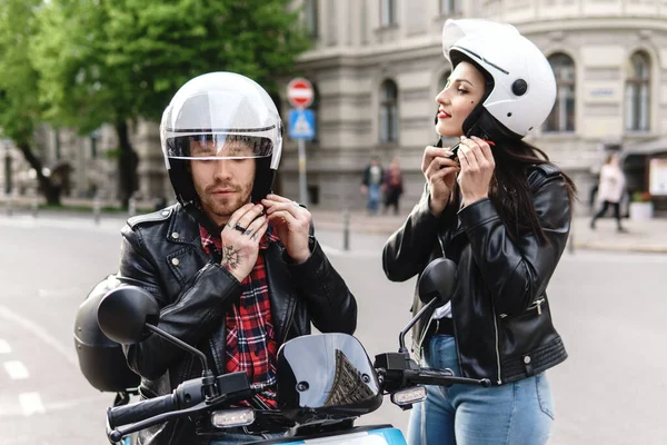 Junges Und Stilvolles Paar Trägt Motorradhelme Vor Fahrt Auf Elektroroller — Stockfoto