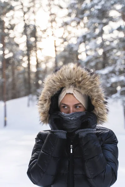 Portret Młodej Kobiety Noszącej Kurtkę Kapturem Chłodny Zimowy Dzień — Zdjęcie stockowe