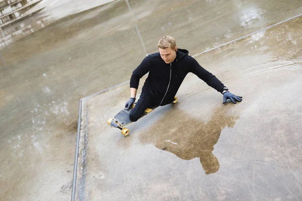 Fiatal Motivált Mozgássérült Fickó Egy Deszkával Egy Skateparkban — Stock Fotó