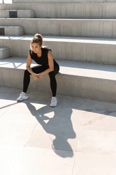 年轻的女运动员和她的影子 暑期锻炼或自我奋斗的概念 — 图库照片
