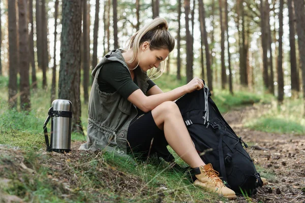 Giovane Escursionista Femminile Durante Una Piccola Sosta Seduta Nella Foresta — Foto Stock