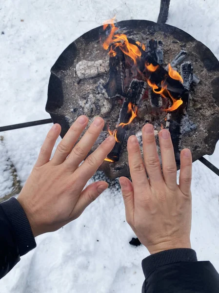 Mujer Calentando Sus Manos Junto Fogata Durante Frío Día Invierno — Foto de Stock