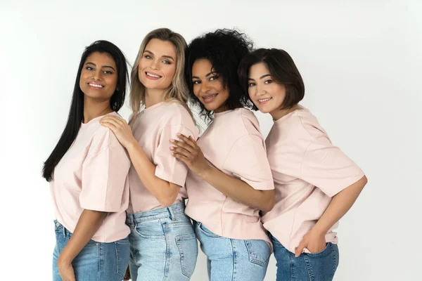 Grupo Mujeres Diferentes Etnias Sobre Fondo Gris Diversidad Multicultural Amistad — Foto de Stock