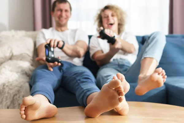 Jeune Couple Heureux Avec Une Manette Jeu Jouent Console Jeu — Photo