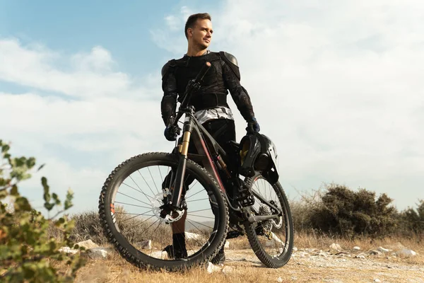 Professionell Downhill Ryttare Fullt Utrustad Med Skyddsutrustning Och Hans Cykel — Stockfoto