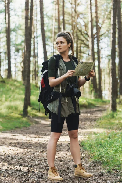 Giovane Escursionista Femminile Con Grande Zaino Utilizzando Mappa Orienteering Nella — Foto Stock