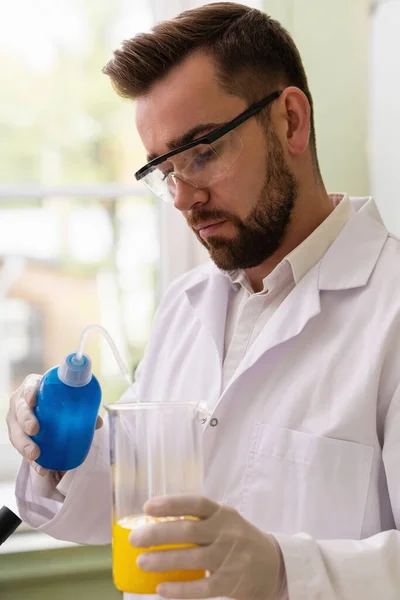 Wetenschapper Gieten Water Het Bekerglas Een Laboratorium Tijdens Het Onderzoek — Stockfoto