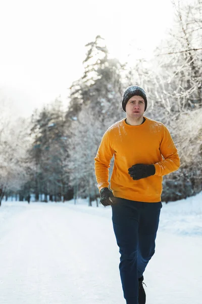 Ung Och Stilig Joggare Man Sin Träning Vinterparken — Stockfoto