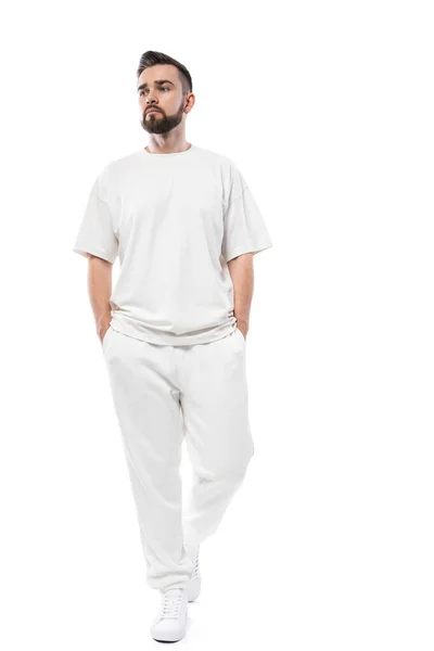 Stilig Man Bär Vita Kläder Med Ett Tomt Utrymme För — Stockfoto