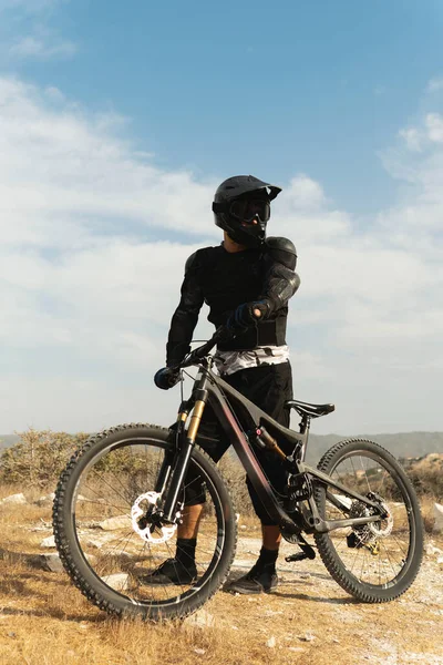 Professionell Downhill Ryttare Fullt Utrustad Med Skyddsutrustning Och Hans Cykel — Stockfoto