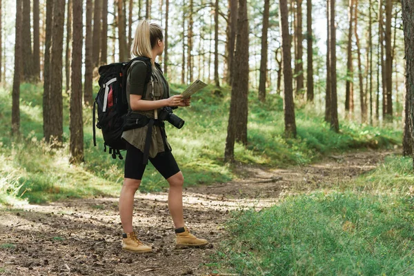 Giovane Escursionista Femminile Con Grande Zaino Utilizzando Mappa Orienteering Nella — Foto Stock