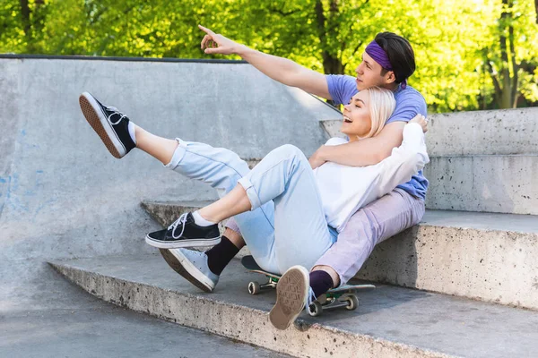 Portret Zakochanej Młodej Pary Podczas Randki Skateparku — Zdjęcie stockowe