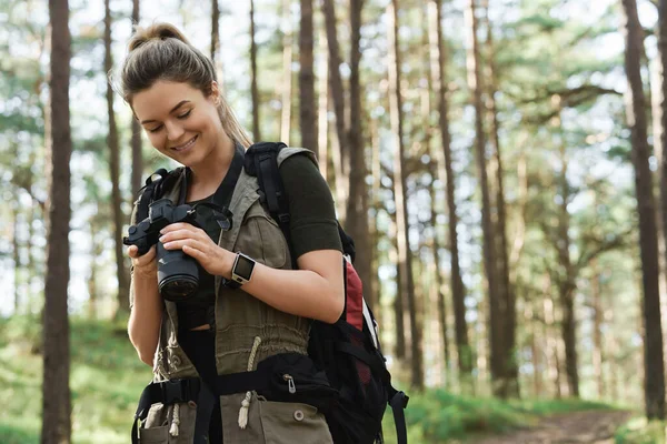 Escursionista Donna Utilizzando Moderna Fotocamera Mirrorless Nella Foresta Verde — Foto Stock