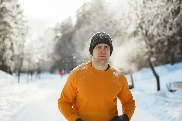 Jonge Knappe Jogger Tijdens Zijn Training Het Winterpark — Stockfoto