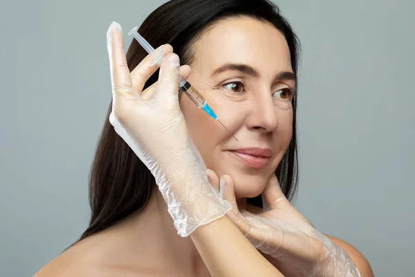 Aging Treatment Middle Aged Woman Receiving Facial Injection Skin Rejuvenation — Stock Photo, Image