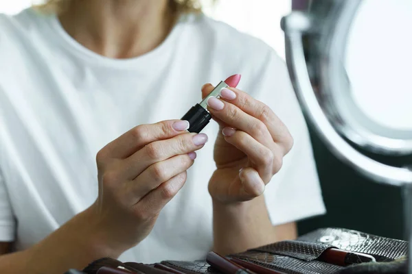 Primer Plano Las Manos Femeninas Sosteniendo Lápiz Labial Tubo Rosa —  Fotos de Stock