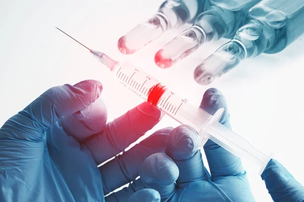 Pendekatan Tangan Dokter Memegang Jarum Suntik Dengan Vaksin Obat Medis — Stok Foto