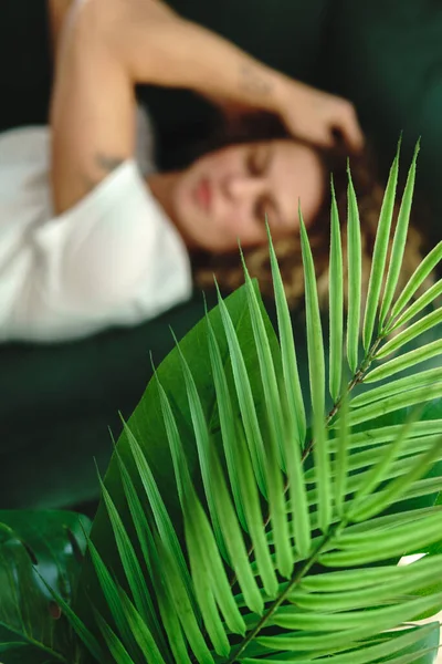 熱帯の葉と若い美しい女性の閉鎖を背景に — ストック写真